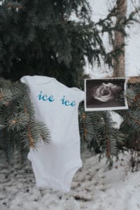 Whitcomb.pregnancyannouncement 75 200x300 - How to Choose the Right Props for Your Photo Session